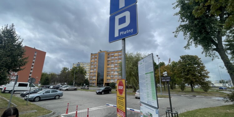 Parking jest płatny. Decyzję wymusiło miasto