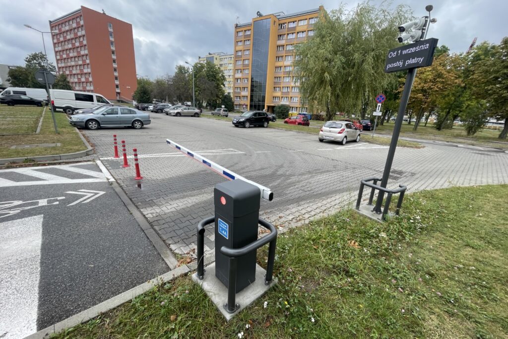 Parking jest płatny. Decyzję wymusiło miasto - Radio Kielce