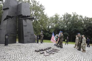 11.09.2025. Kielce. Przy pomniku Homo Homini upamiętniającym ofiary zamachów terrorystycznych z 11 września 2001 roku odbyły się uroczystości związane z 24. rocznicą tamtych tragicznych wydarzeń / Fot. Jarosław Kubalski – Radio Kielce