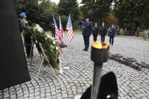11.09.2025. Kielce. Przy pomniku Homo Homini upamiętniającym ofiary zamachów terrorystycznych z 11 września 2001 roku odbyły się uroczystości związane z 24. rocznicą tamtych tragicznych wydarzeń / Fot. Jarosław Kubalski – Radio Kielce