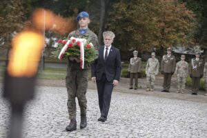 11.09.2025. Kielce. Przy pomniku Homo Homini upamiętniającym ofiary zamachów terrorystycznych z 11 września 2001 roku odbyły się uroczystości związane z 24. rocznicą tamtych tragicznych wydarzeń / Fot. Jarosław Kubalski – Radio Kielce
