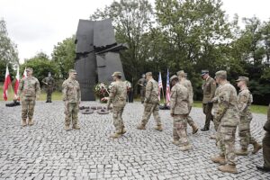 11.09.2025. Kielce. Przy pomniku Homo Homini upamiętniającym ofiary zamachów terrorystycznych z 11 września 2001 roku odbyły się uroczystości związane z 24. rocznicą tamtych tragicznych wydarzeń / Fot. Jarosław Kubalski – Radio Kielce