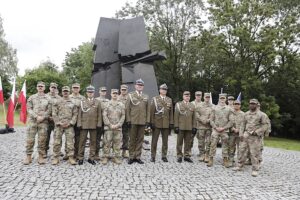 11.09.2025. Kielce. Przy pomniku Homo Homini upamiętniającym ofiary zamachów terrorystycznych z 11 września 2001 roku odbyły się uroczystości związane z 24. rocznicą tamtych tragicznych wydarzeń / Fot. Jarosław Kubalski – Radio Kielce
