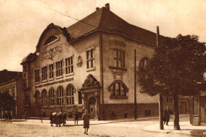 Kielce. Ulica Sienkiewicza. Lata 1920-1929. Bank na rogu ulic Sienkiewicza i Paderewskiego / źródło: fotopolska.eu