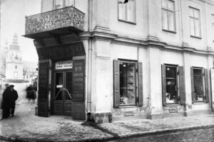 Kielce. Ulica Sienkiewicza. Lata 1925-1935. Skrzyżowanie ulicy Sienkiewicza i Dużej, sklep kolonialny Lucjana Kotowskiego / źródło: fotopolska.eu