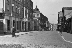 Kielce. Ulica Sienkiewicza. Lata 1930-1939. Ulica Sienkiewicza pomiędzy Małą i Dużą. Widok w stronę dworca kolejowego / źródło: facebook.com/KielceNaPrzestrzeniLat