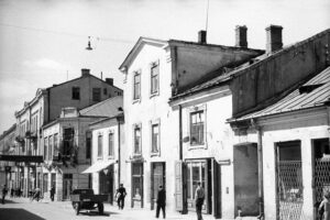 Kielce. Ulica Sienkiewicza. Lata 1931-1937. Ulica Sienkiewicza między ulicami Dużą i Małą / źródło: facebook.com/KielceNaPrzestrzeniLat