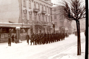Kielce. Ulica Sienkiewicza. Lata 1939-1941. Na zdjęciu widoczny dystrybutor benzyny / źródło: Stowarzyszenie im. Jana Karskiego