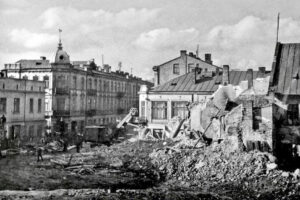 Kielce. Ulica Sienkiewicza. Lata 1952-1953. Ulica Sienkiewicza na odcinku pomiędzy ulicami Dużą i Małą / źródło: fotopolska.eu
