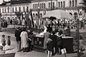 Kielce. Plac Wolności. Lata 1953-1955. Stoisko Spółdzielni Mleczarskiej Radostowa / źródło: fotopolska.eu