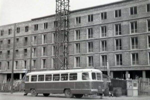 Kielce. Ulica Sienkiewicza. Lata 1960-1962. Budowa hotelu „Centralnego” / źródło: facebook.com/kieleckieinwestycje
