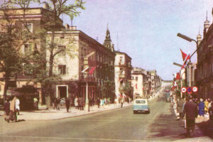 Kielce. Ulica Sienkiewicza. Lata 1960-1964. Widok od skrzyżowania z ulicą Leśną w kierunku dworca kolejowego. Dom handlowy „Tęcza” jeszcze nie został wybudowany / źródło: fotopolska.eu