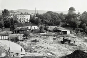 Kielce. Ulica Żytnia. Lata 1960-1965. Budowa stacji benzynowej pomiędzy ulicami Karczówkowską i Żytnią / źródło: facebook.com/kieleckieinwestycje