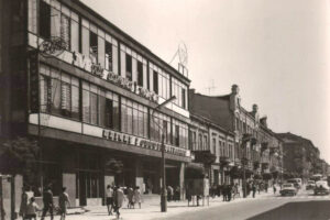 Kielce. Ulica Sienkiewicza. Lata 1960-1969. Dom towarowy „Tęcza”/ źródło: facebook.com/KielceNaPrzestrzeniLat