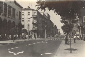 Kielce. Ulica Sienkiewicza. Lata 1960-1969. Okolice skrzyżowania ulic Sienkiewicza i Paderewskiego / źródło: facebook.com/KielceNaPrzestrzeniLat