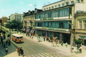 Kielce. Ulica Sienkiewicza. Lata 1967-1969. Widok od skrzyżowania z ulicą Staszica w kierunku dworca kolejowego / źródło: fotopolska.eu