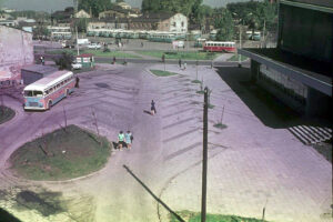 Kielce. Ulica Czarnowska. Lata 1969-1971. Parking obok kina „Romantica”, dworzec PKS i budynki elektrowni / źródło: facebook.com/kieleckieinwestycje