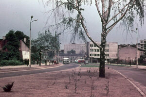 Kielce. Ulica Czarnowska. Lata 1969-1971. Ulica Czarnowska. Widok w kierunku obecnego ronda Herlinga-Grudzińskiego. Pawilon handlowy „Społem” jeszcze nie istniał / źródło: facebook.com/kieleckieinwestycje