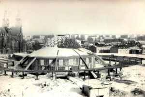 Kielce. Ulica Czarnowska. Lata 1975-1980. Budowa dworca PKS / źródło: facebook.com/kieleckieinwestycje