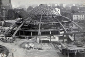 Kielce. Ulica Czarnowska. Lata 1975-1980. Budowa dworca PKS / źródło: facebook.com/kieleckieinwestycje