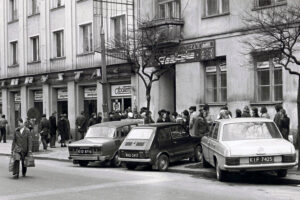 Kielce. Ulica Sienkiewicza. Lata 1980-1981. Odcinek pomiędzy ulicą Paderewskiego a dworcem kolejowym / Fot. Antoni Myśliwiec; źródło: fotopolska.eu