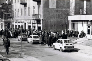 Kielce. Ulica Sienkiewicza. Lata 1980-1981. Odcinek między placem Moniuszki i ulicą Hipoteczną / Fot. Antoni Myśliwiec; źródło: fotopolska.eu