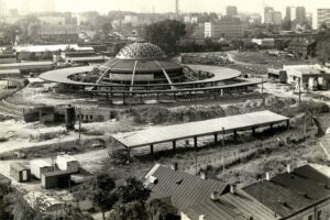 Kielce. Ulica Czarnowska. Lata 1980-1982. Budowa dworca autobusowego/ źródło: facebook.com/KielceNaPrzestrzeniLat