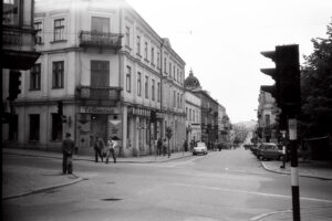 Kielce. Ulica Sienkiewicza. Lata 1980-1987. Róg ulic Sienkiewicza i Dużej / źródło: facebook.com/KielceNaPrzestrzeniLat