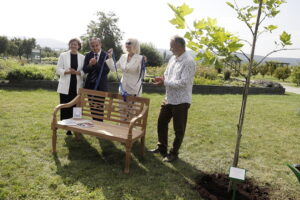 09.09.2025. Kielce. Ogród Botaniczny. Ławeczka na 80-lecie Pedagogicznej Biblioteki Wojewódzkiej / Fot. Jarosław Kubalski - Radio Kielce