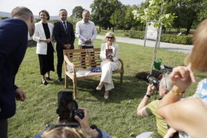 09.09.2025. Kielce. Ogród Botaniczny. Ławeczka na 80-lecie Pedagogicznej Biblioteki Wojewódzkiej / Fot. Jarosław Kubalski - Radio Kielce