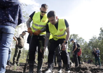 18.09.2025 Skarżysko-Kamienna. Sadzenie drzewek / Fot. Jarosław Kubalski - Radio Kielce