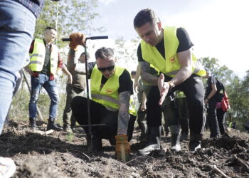 18.09.2025 Skarżysko-Kamienna. Sadzenie drzewek / Fot. Jarosław Kubalski - Radio Kielce