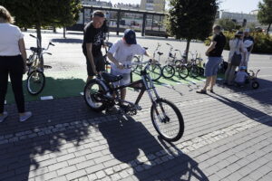 Przejażdżki rikszą i wystawa starych rowerów. Piknik przed dworcem autobusowym - Radio Kielce