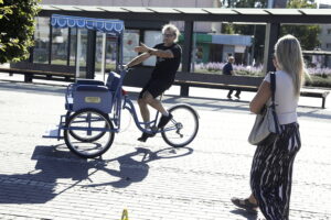 Przejażdżki rikszą i wystawa starych rowerów. Piknik przed dworcem autobusowym - Radio Kielce