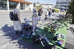 Przejażdżki rikszą i wystawa starych rowerów. Piknik przed dworcem autobusowym - Radio Kielce