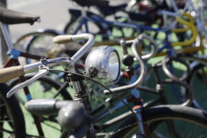 Przejażdżki rikszą i wystawa starych rowerów. Piknik przed dworcem autobusowym - Radio Kielce