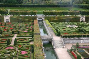 Muzyczne podróże przez świat. Zamki nad Loarą. Francja. Ogrody zamku w Villandry / Źródło: Wikipedia
