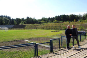11.09.2025. Skarżysko-Kamienna. Podpisano umowę dotyczącą przebudowy stadionu miejskiego w Skarżysku-Kamiennej, z którego korzysta między innymi klub Granat / źródło: um.skarzysko.pl