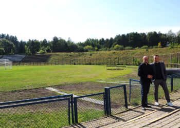 11.09.2025. Skarżysko-Kamienna. Podpisano umowę dotyczącą przebudowy stadionu miejskiego w Skarżysku-Kamiennej, z którego korzysta między innymi klub Granat / źródło: um.skarzysko.pl