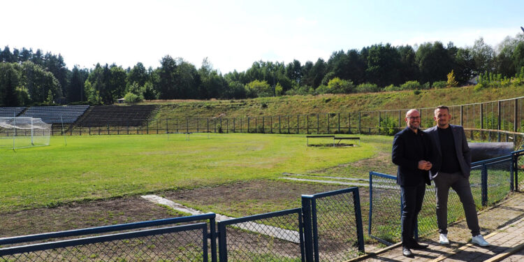 11.09.2025. Skarżysko-Kamienna. Podpisano umowę dotyczącą przebudowy stadionu miejskiego w Skarżysku-Kamiennej, z którego korzysta między innymi klub Granat / źródło: um.skarzysko.pl