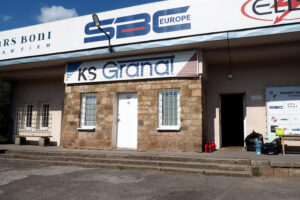 11.09.2025. Skarżysko-Kamienna. Podpisano umowę dotyczącą przebudowy stadionu miejskiego w Skarżysku-Kamiennej, z którego korzysta między innymi klub Granat / źródło: um.skarzysko.pl