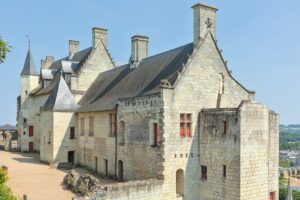 Muzyczne podróże przez świat. Zamki nad Loarą. Francja.Zamek w Chinon / Źródło: Wikipedia