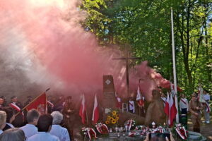 Biało-czerwona pamięć w środku lasu - Radio Kielce