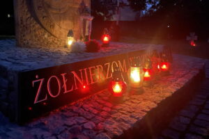 Na kieleckim cmentarzu przypomnieli wybuch II wojny światowej - Radio Kielce