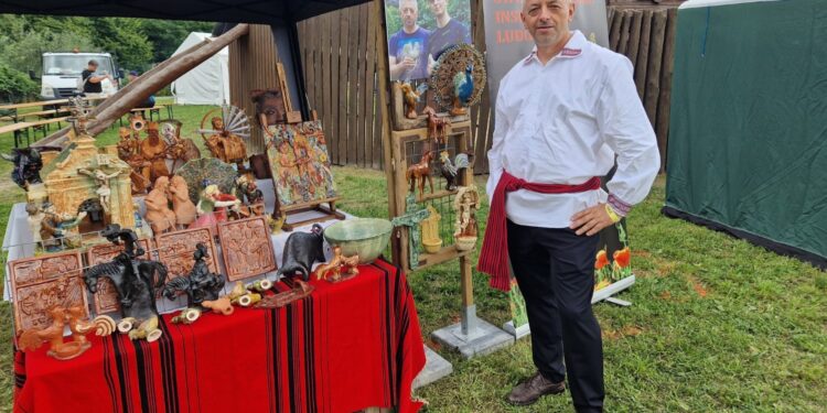 Jest moda na naczynia, świątki, kapliczki, anioły i diabły z gliny