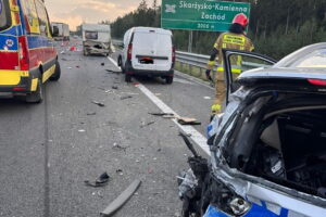 Karambol pięciu samochodów. Ranni policjanci