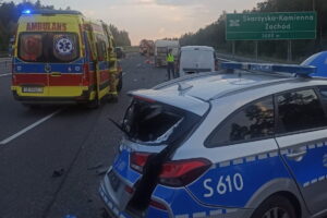 Karambol pięciu samochodów. Ranni policjanci - Radio Kielce