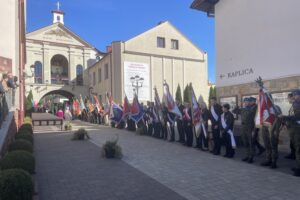 Pielgrzymka „zbrojeniówki” do skarżyskiej Ostrej Bramy