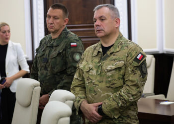 10.09.2025. Warszawa. Szef Sztabu Generalnego WP gen. Wiesław Kukuła (z prawej) na nadzwyczajnym posiedzeniu rządu w KPRM w Warszawie w związku z nocnym naruszeniem polskiej przestrzeni powietrznej przez rosyjskie drony / Fot. PAP - Szymon Pulcyn
