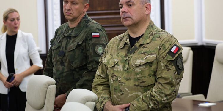 10.09.2025. Warszawa. Szef Sztabu Generalnego WP gen. Wiesław Kukuła (z prawej) na nadzwyczajnym posiedzeniu rządu w KPRM w Warszawie w związku z nocnym naruszeniem polskiej przestrzeni powietrznej przez rosyjskie drony / Fot. PAP - Szymon Pulcyn